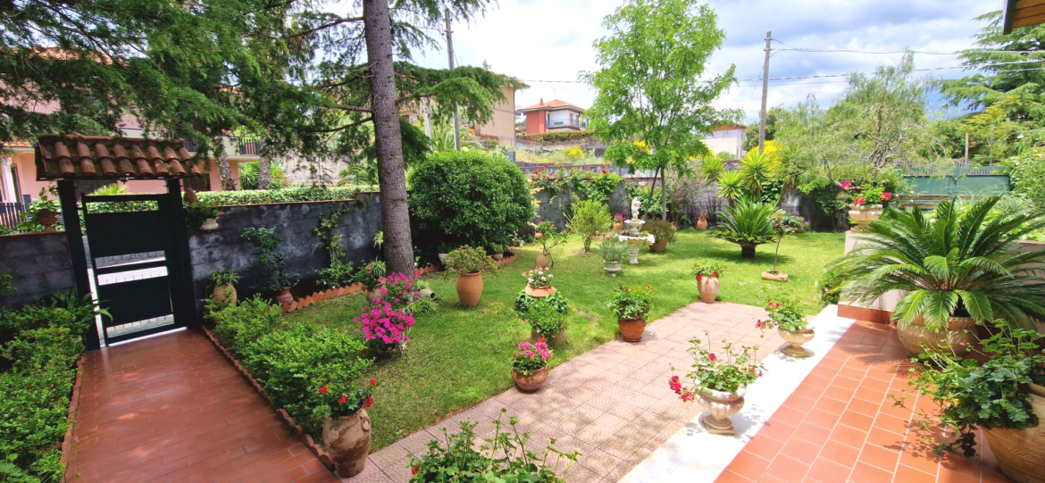 8.-vendita-villa-indipendente-mascalucia-nicolosi-due-livelli-giardini-terrazzi-posti-auto.jpg