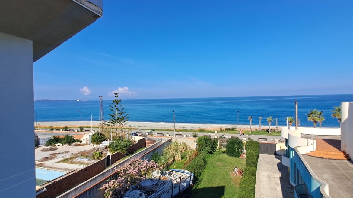 VENETICO piccola mansarda con terrazzo vista Eolie