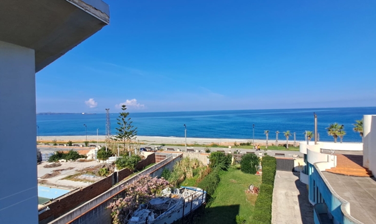 VENETICO piccola mansarda con terrazzo vista Eolie