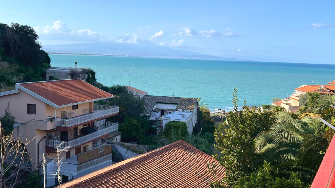 COSTA SARACENA villa divisibile fronte mare