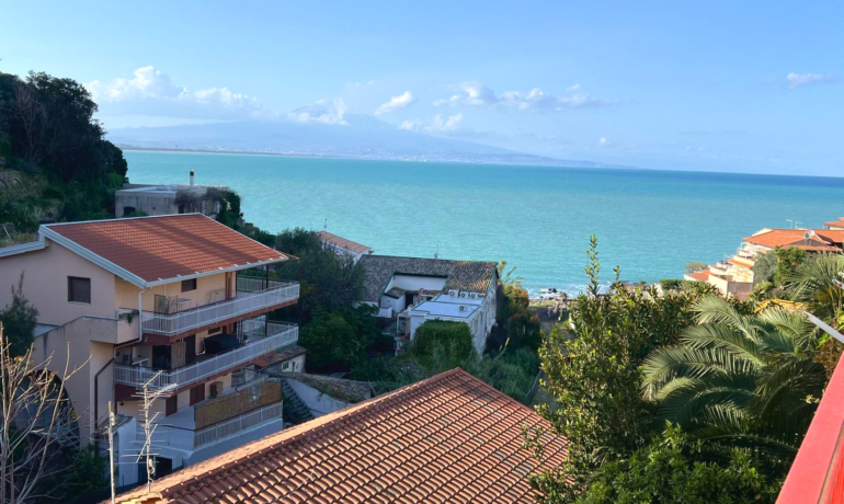 COSTA SARACENA villa divisibile fronte mare