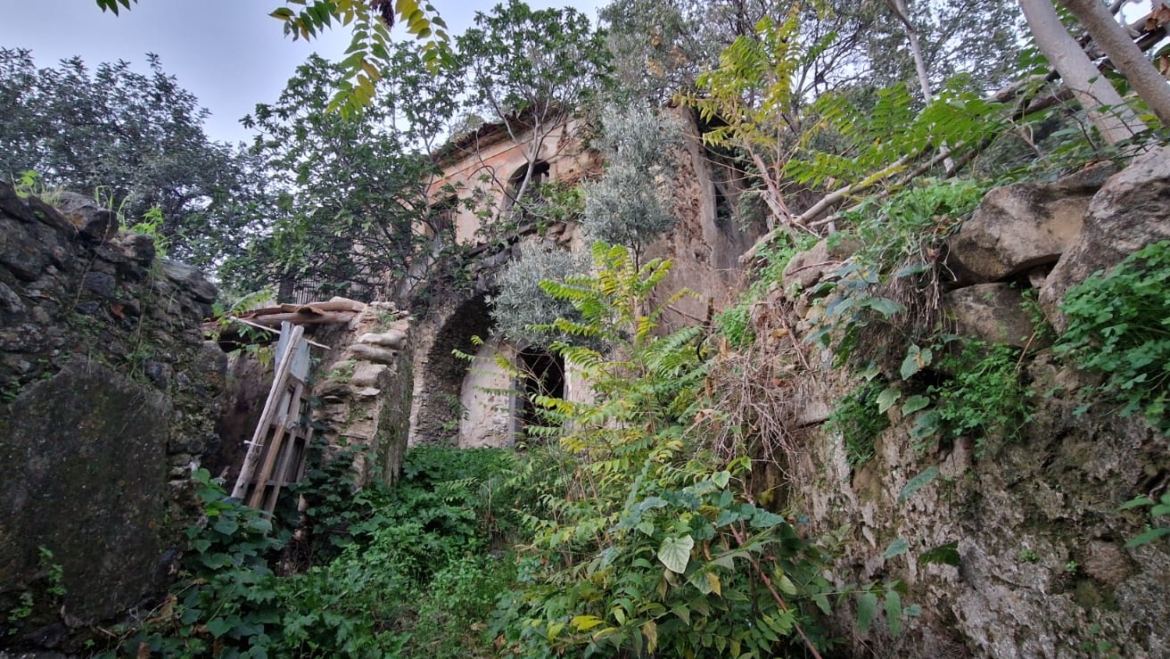 GOLE ALCANTARA rudere su lotto di terreno mq.3000