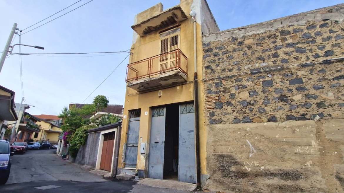 PALAZZETTO INDIPENDENTE con terrazzo e garage
