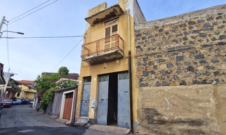 PALAZZETTO INDIPENDENTE con terrazzo e garage