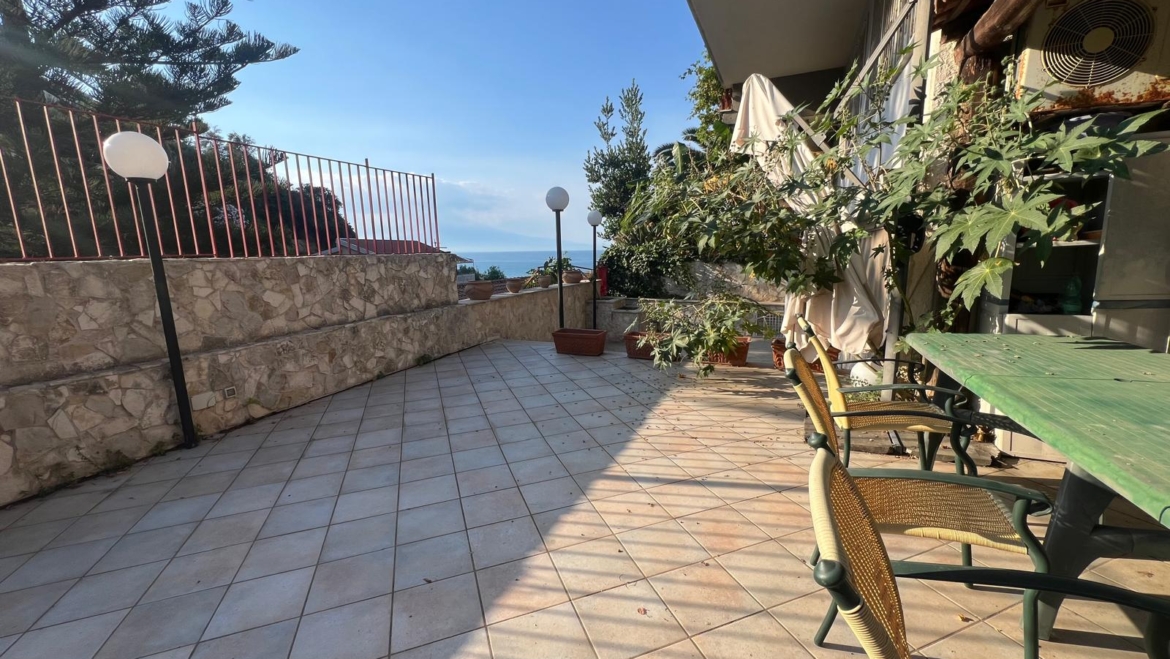 COSTA SARACENA villa divisibile fronte mare