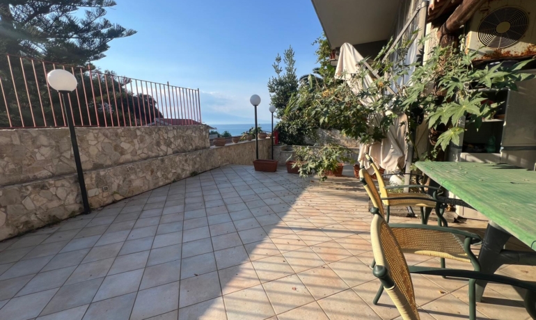 COSTA SARACENA villa divisibile fronte mare