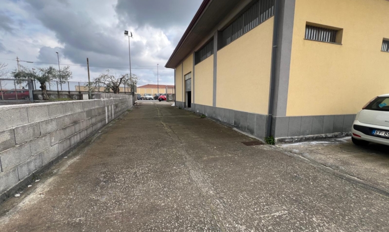 GRAVINA PRESSI ASL locale con corte mq.900
