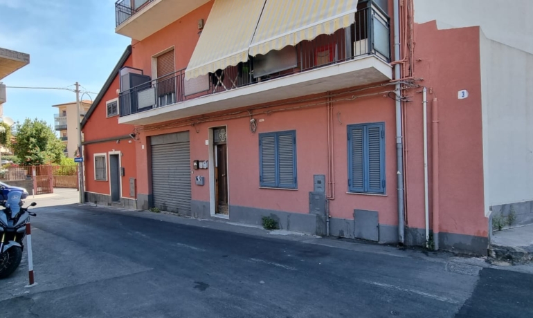MASCALUCIA CENTRO 3 vani con porzione di terrazza