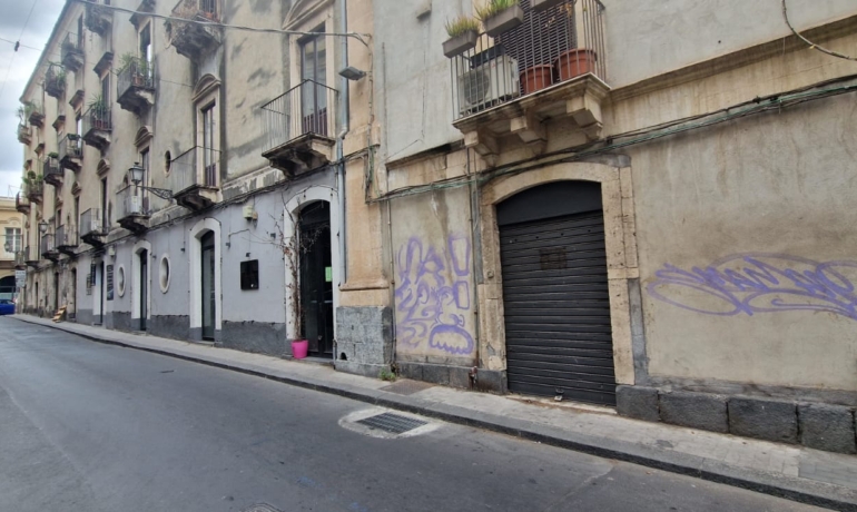 PIAZZA UNIVERSITA’ locale deposito mq.33